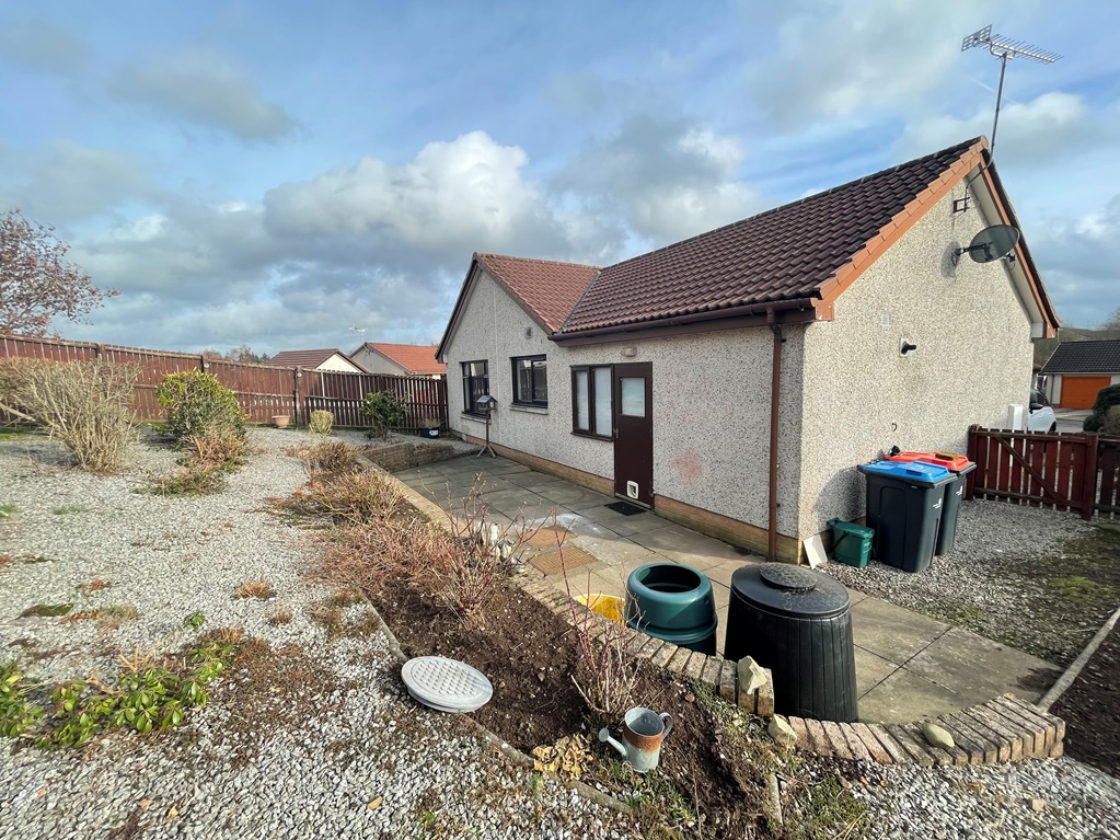 2 Yarrow Drive, Dumfries, DG2 9HL Braidwoods Solicitors & Estate Agents